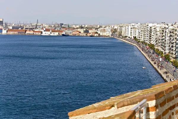 De haven en kust van thessaloniki stad in Griekenland — Stockfoto