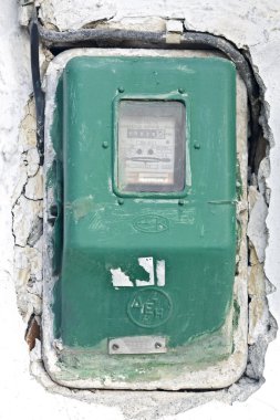 eski elektrik metre bir duvar