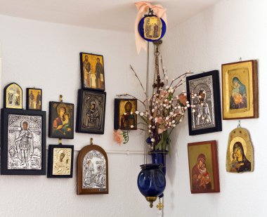 çeşitli Ortodoks kutsal tasvirleri duvarda asılı