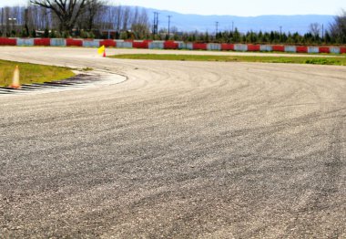 drift yarışları için kullanılan otomobil yarışçısı
