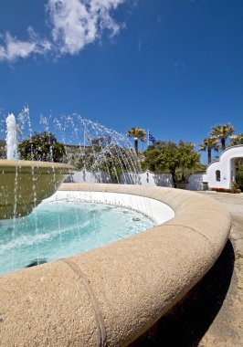Rodos Adası'nda Yunan otel dışından çeşme
