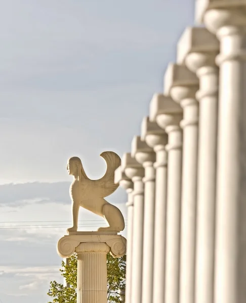 Estátua grega mostrando a esfinge mítica — Fotografia de Stock