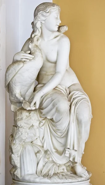 Aphrodites with a goose, Classic era statue — Stock Photo, Image