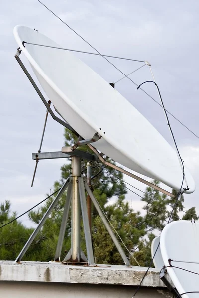 Супутникова тарілка, що використовується для прийому сигналів цифрового SAT TV — стокове фото