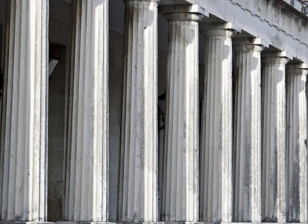 Fila de colunas do templo grego antigo — Fotografia de Stock