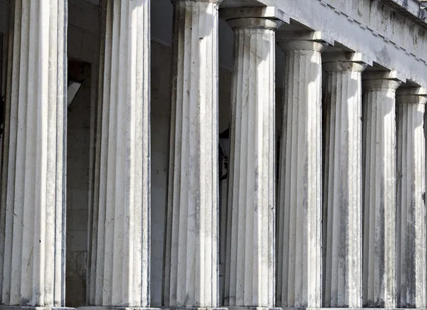 Rij van oude Griekse tempel pijlers — Stockfoto