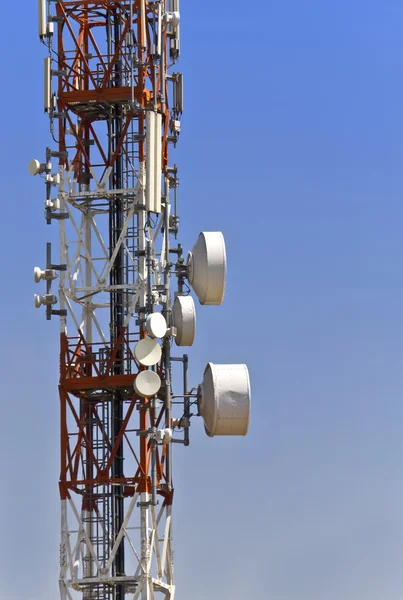 Torre de comunicação com antenas parabólicas — Fotografia de Stock