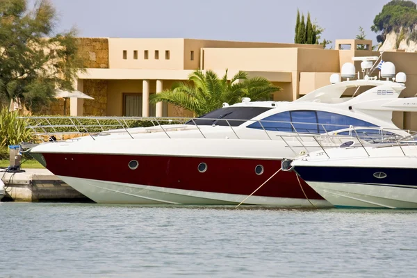 Lyxiga motorbåtar parkerad på en marina Grekland — Stockfoto