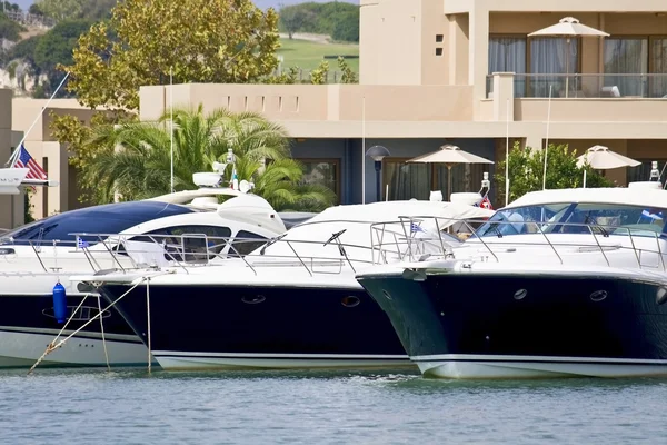 Schnellboote ankern in Chalkidiki in Griechenland — Stockfoto