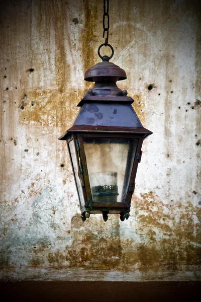 Старый фонарь на стене — стоковое фото