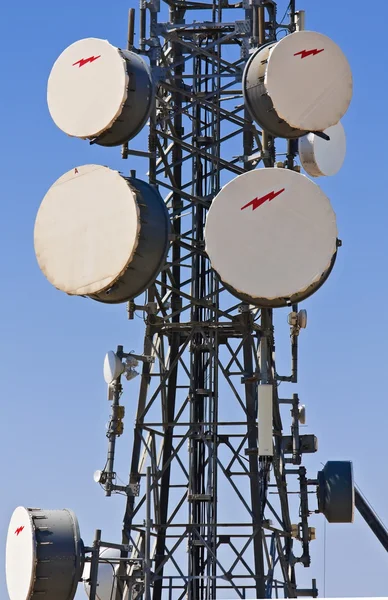 Torre de comunicação com antenas parabólicas — Fotografia de Stock