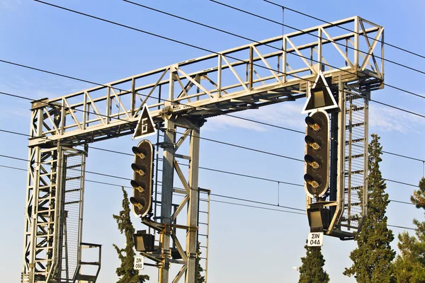 Segnali stradali e semafori su una stazione ferroviaria — Foto Stock