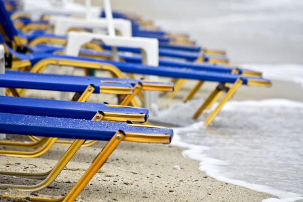 Vista de una playa en Grecia con tumbonas —  Fotos de Stock