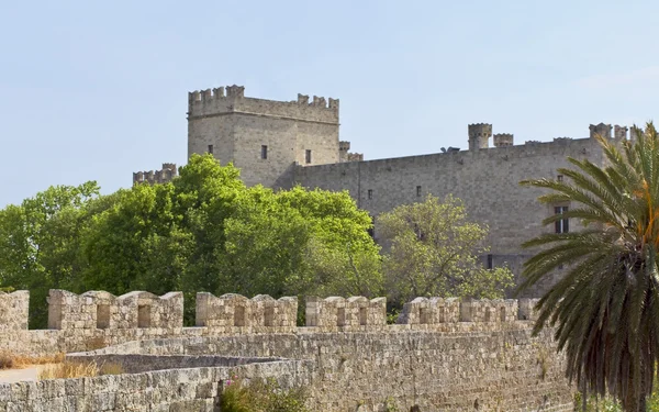 Замок рыцарей Святого Иоанна на острове Родос в Греции — стоковое фото