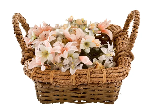 Декоративний традиційний хвойний кошик з підробленими квітами в ньому — стокове фото