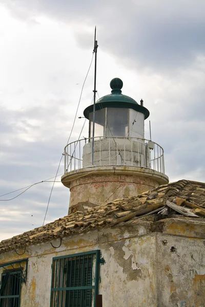 灯塔位于顶部，一个老建筑 — 图库照片