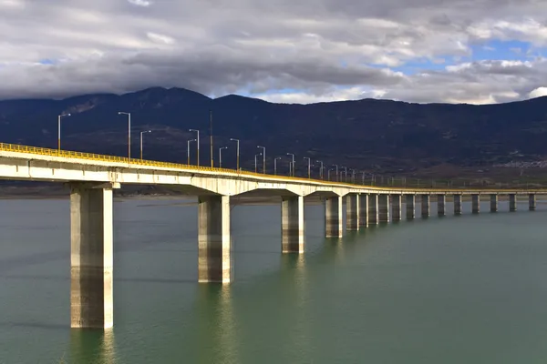 Brücke bei Griechenland über den Aliakmon-Fluss — Stockfoto