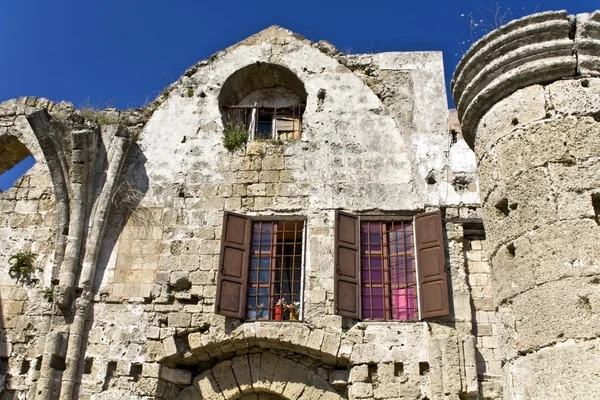 Starý středověký dům na ostrově Rhodos v Řecku — Stock fotografie