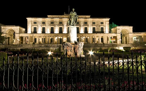 Gamla brittiska palace nattetid på ön Korfu, Grekland — Stockfoto
