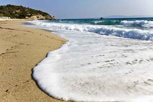 Plaża na wybrzeżu Morza Śródziemnego w Grecji — Zdjęcie stockowe