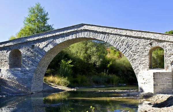 Starych kamienny most w Grecji — Zdjęcie stockowe