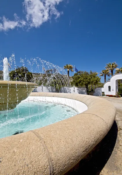 Fontaine devant un hôtel grec à Rhodes île — Photo