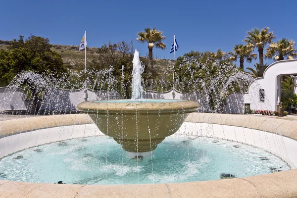 Luksusowy hotel z fontanna na wyspie Rodos, Grecja — Zdjęcie stockowe