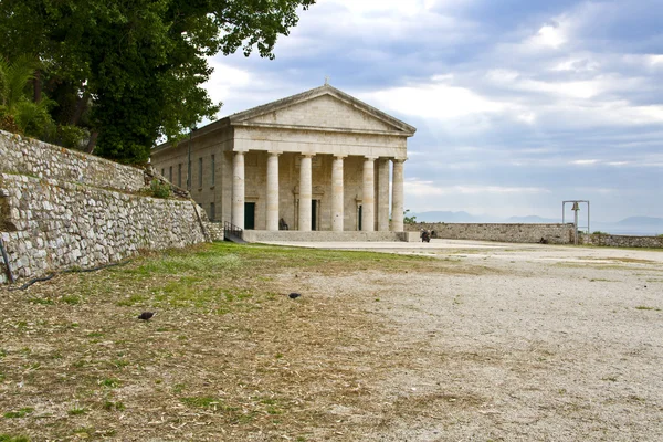 Antigo templo grego na ilha de Corfu, na Grécia — Fotografia de Stock