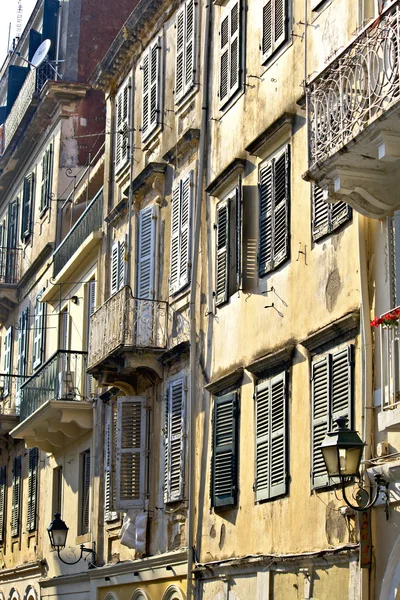 Old traditional buildings at medieval city of Corfu, Greece — Stock Photo, Image