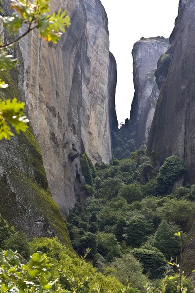 Meteora pieken bij kalambaka in Midden Griekenland — Stockfoto