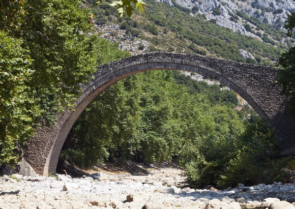 Vecchio ponte di pietra in Grecia — Foto Stock