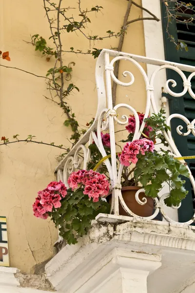 Stary tradycyjnych balkon na wyspie Korfu w Grecji — Zdjęcie stockowe