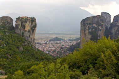 Meteora doruklarına Yunanistan