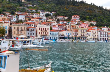 geleneksel balıkçı köyü olan gytheio Yunanistan