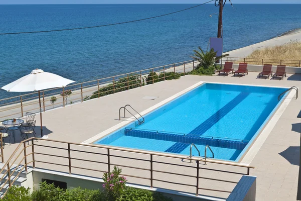 Waterpool in een zomer-hotel — Stockfoto