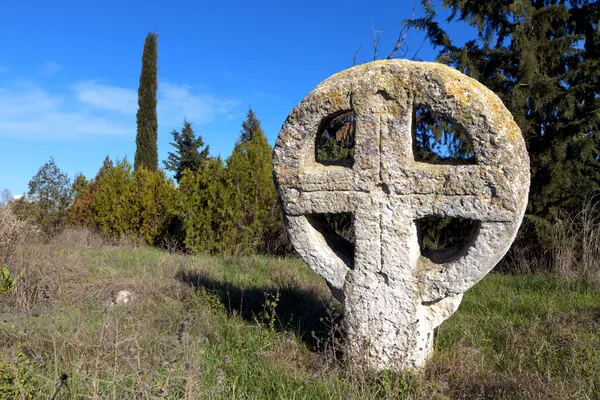Middeleeuwse kerkhof met Keltische kruizen in Europa — Stockfoto