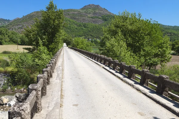 Alte straßenbrücke bei europa in griechenland — Stockfoto