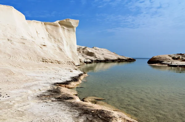 Пляж Sarakiniko на острове Милош в Греции — стоковое фото