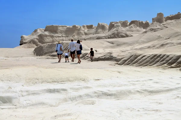 Praia de Sarakiniko na ilha de Milos, na Grécia — Fotografia de Stock