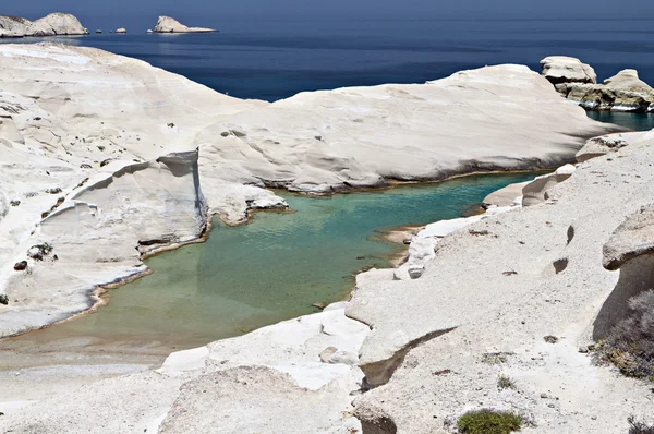 Praia de Sarakiniko na ilha de Milos, na Grécia — Fotografia de Stock