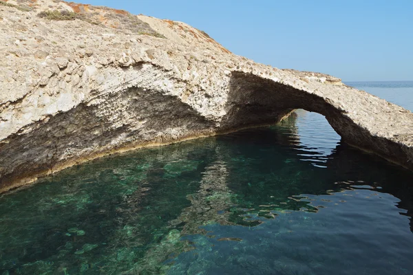 Formações rochosas na ilha de Milos, na Grécia — Fotografia de Stock