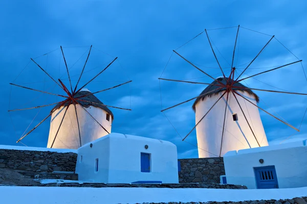 Molinos de viento tradicionales en la isla de Mykonos en Grecia — Foto de Stock