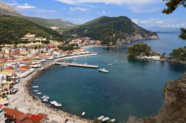 Baía de Parga e cidade na Grécia — Fotografia de Stock