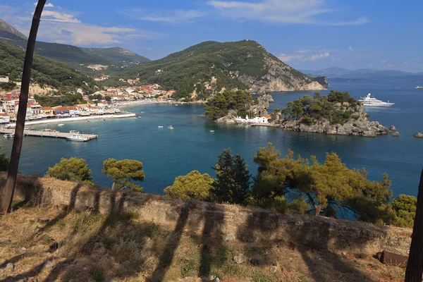 Bahía y pueblo de Parga en Grecia —  Fotos de Stock