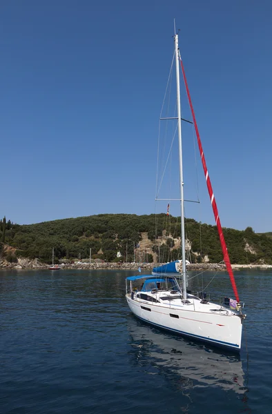 Barca a vela a Parga baia in Grecia — Foto Stock