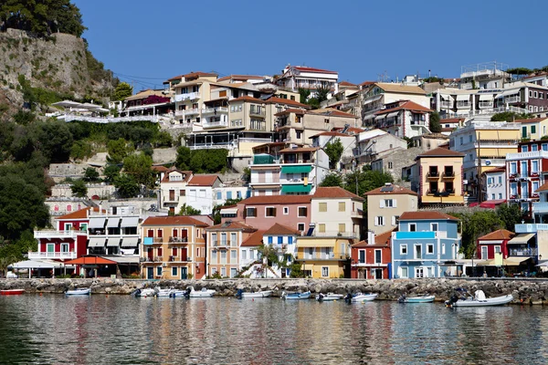 Bahía y pueblo de Parga en Grecia — Foto de Stock