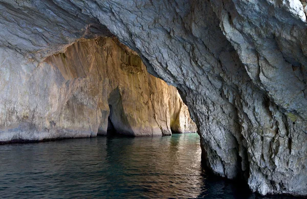 Cuevas azules en el mar Jónico en Grecia — Foto de Stock