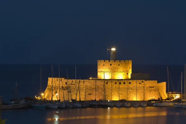 Rodos Adası Yunanistan. Kale şehrin limanında. — Stok fotoğraf