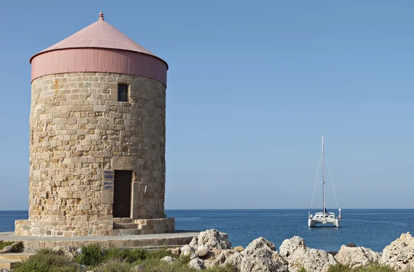 Vue générale et monuments de la ville médiévale et du château de l'île de Rhodes en Grèce — Photo