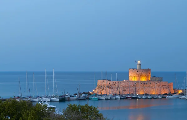 Vista geral e marcos da cidade medieval e castelo da ilha de Rodes, na Grécia — Fotografia de Stock